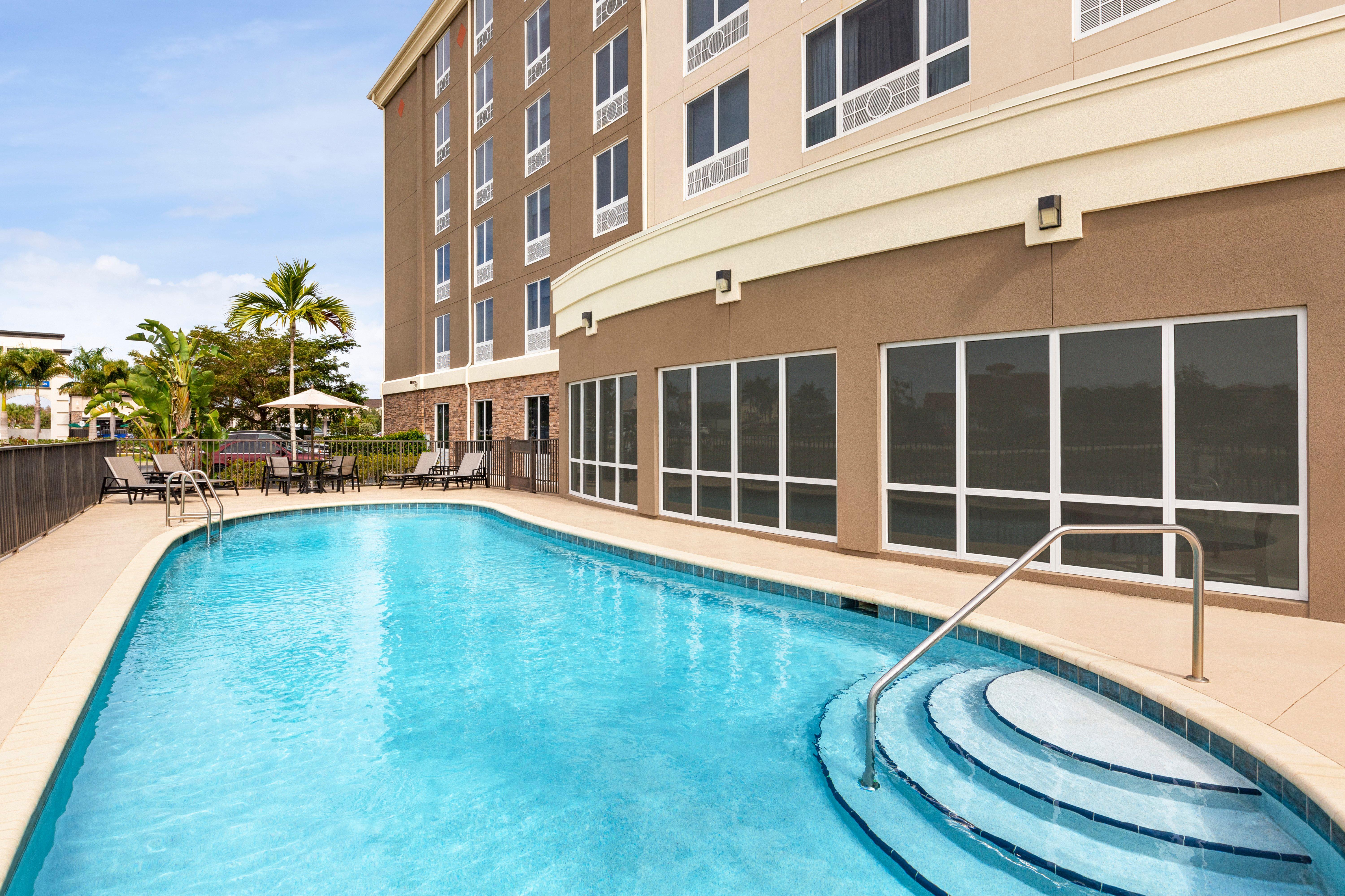 Holiday Inn Express Hotel & Suites Fort Myers East - The Forum, An Ihg Hotel Exterior foto